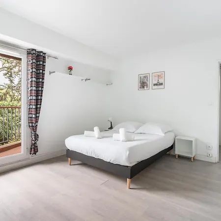 Le Blanqui - Face Rer B Free Parking